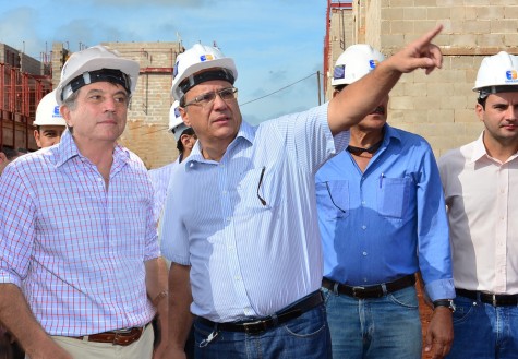 Prefeito Murilo vistoria obras no Residencial Roma 