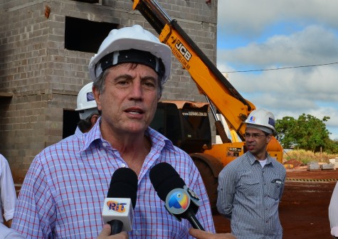 Prefeito Murilo vistoria obras no Residencial Roma 