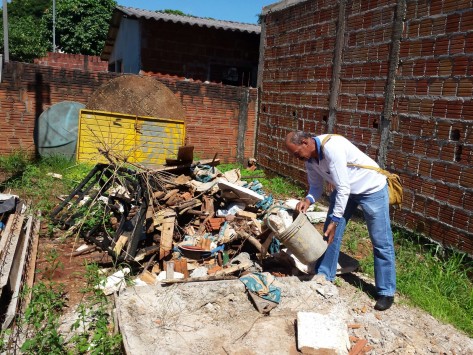 Prefeitura retira lixo e materiais que possam se transformar em criadouros do mosquito. Foto: Assecom