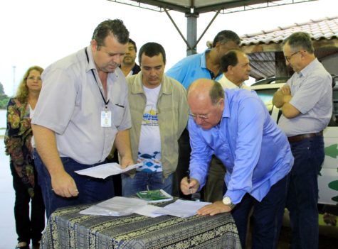 Landmark representou Murilo na assinatura e entrega da escritura da área da Ceasa ocorreu durante a 12ª Festa do Peixe de Dourados - Chico Leite/Assecom  